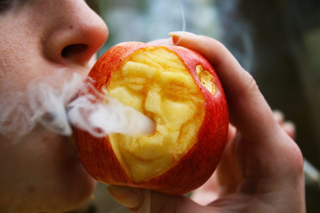 palenie marihuany z jabłka
