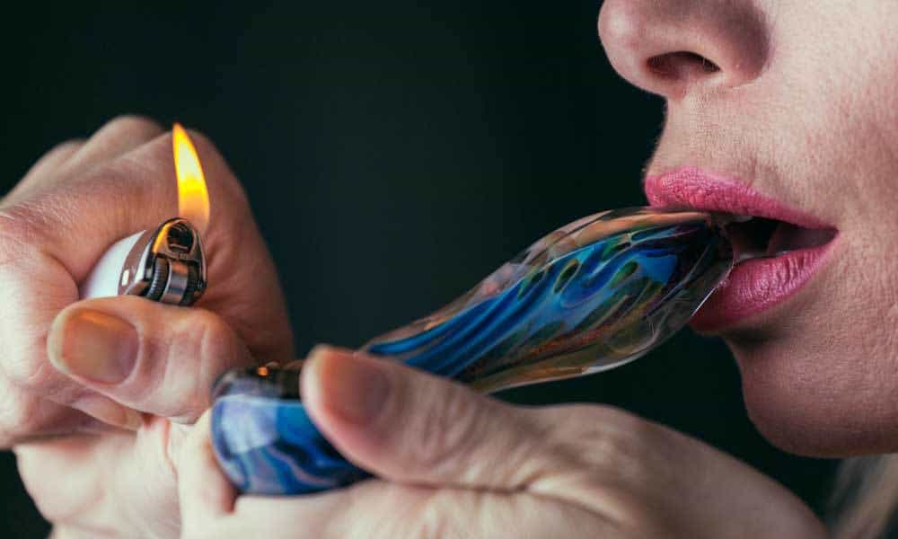 palenie marihuany z lufki bowl łyżeczki spoon pipe
